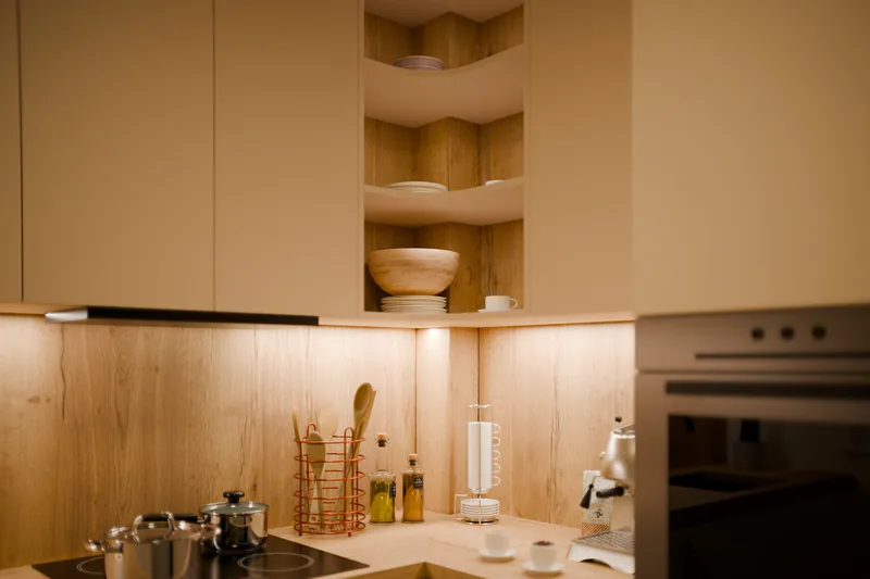 The corner shelf and oak splashback in the evening